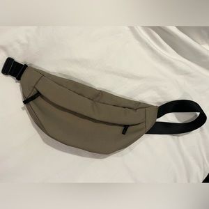 Everlane’s Renew Transit Fanny Pack